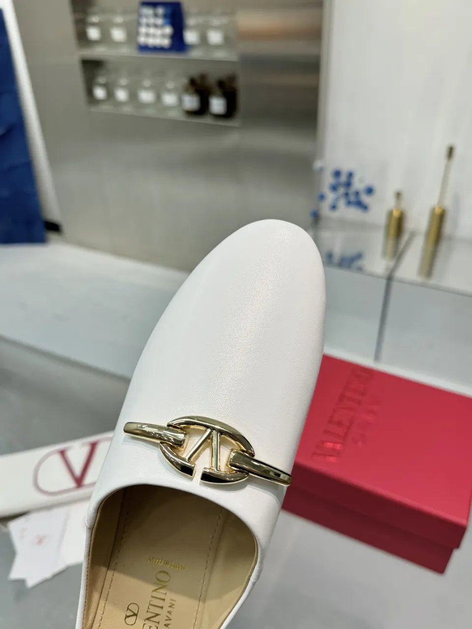 👟👟Ex-factory price 520👟👟 Valentino’s hottest new product in 2025, the new slippers are also easy to wear...😈😈😈 The latest logo buckle Perfectly combined with sexiness❤️‍🔥❤️‍🔥❤️‍🔥❤️‍🔥It is simply the pinnacle of summer fashion💖💖💖💖Original replica Outsole: Italian genuine leather outsole Heel height: Flat heel Size: 35-39 (40 41 42 customization is non-returnable and non-exchangeable)